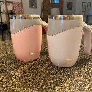 Used Set of Two Self Stirring Mugs w/USB, 1 Pink and 1 White.